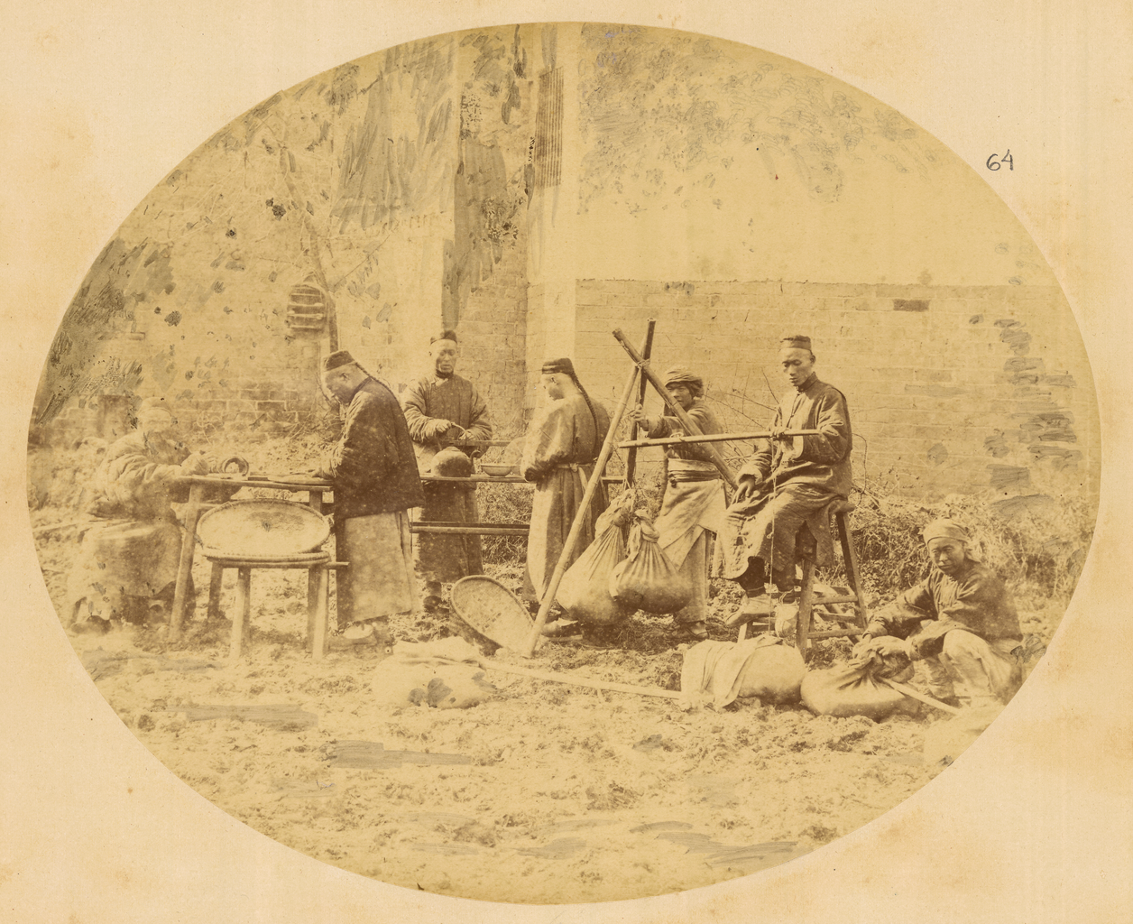 检验和品尝茶叶的茶叶批发商。中国湖北省羊楼洞村，1874 年